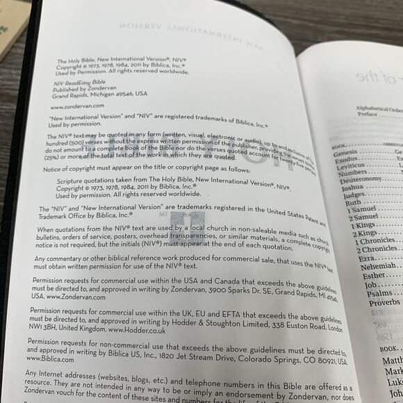 Zondervan Holy Bible NIV ReadEasy Black Italian Duo-tone - Picture 9 of 13